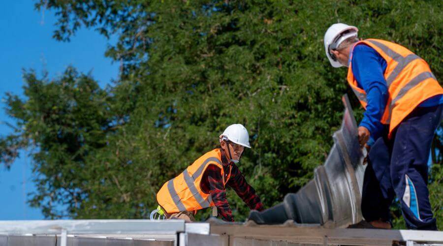 Professional gutter cleaning in New Hartford, IA